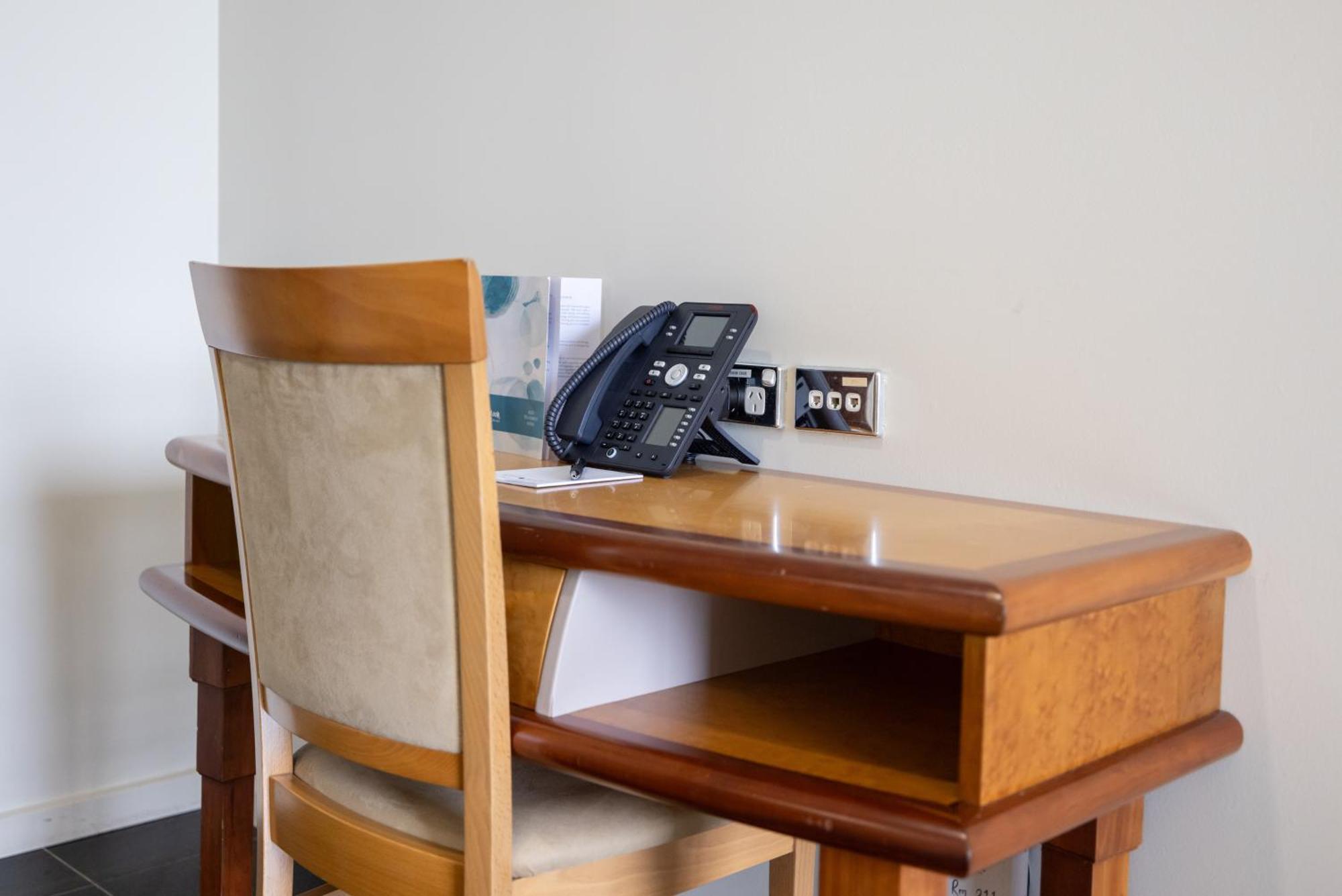 민딜 비치 카지노 앤 리조트 다윈 외부 사진 A desk with a telephone