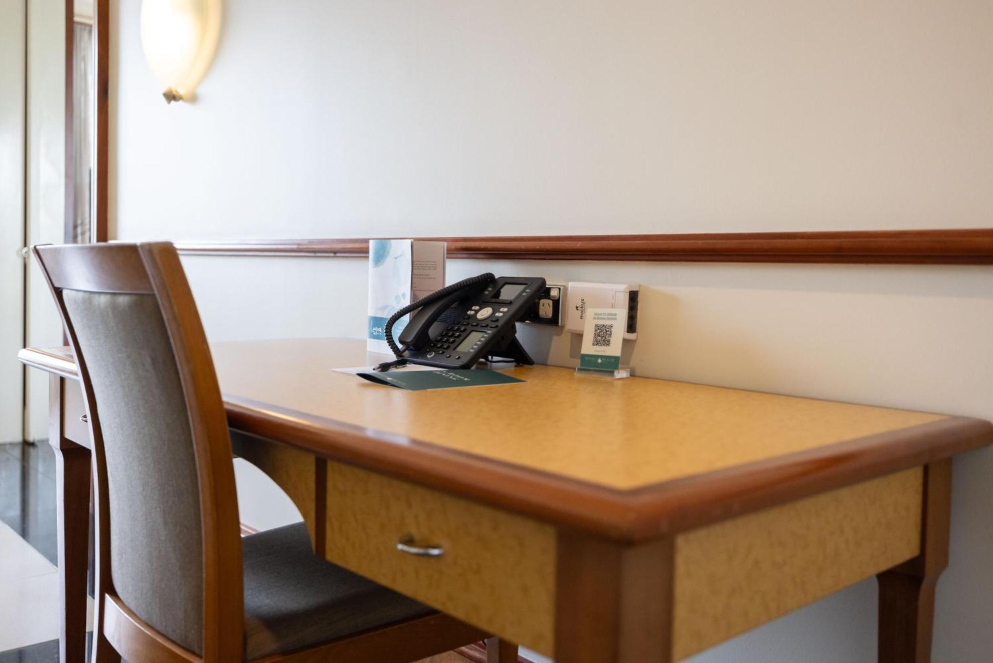 민딜 비치 카지노 앤 리조트 다윈 외부 사진 A desk with a telephone